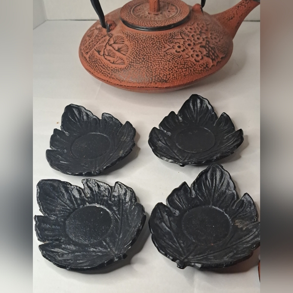 Cast Iron Japanese Tea Pot Tea Kettle, Cast Iron, 4 tea cups and 4 cup saucers. - Picture 13 of 16